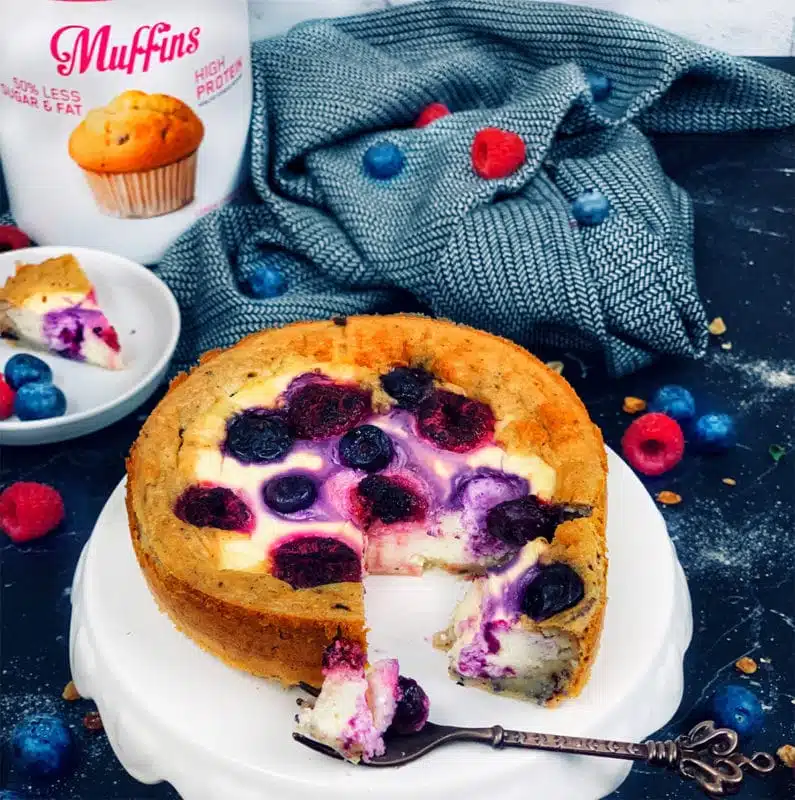 Torta proteica al quark e frutti di bosco